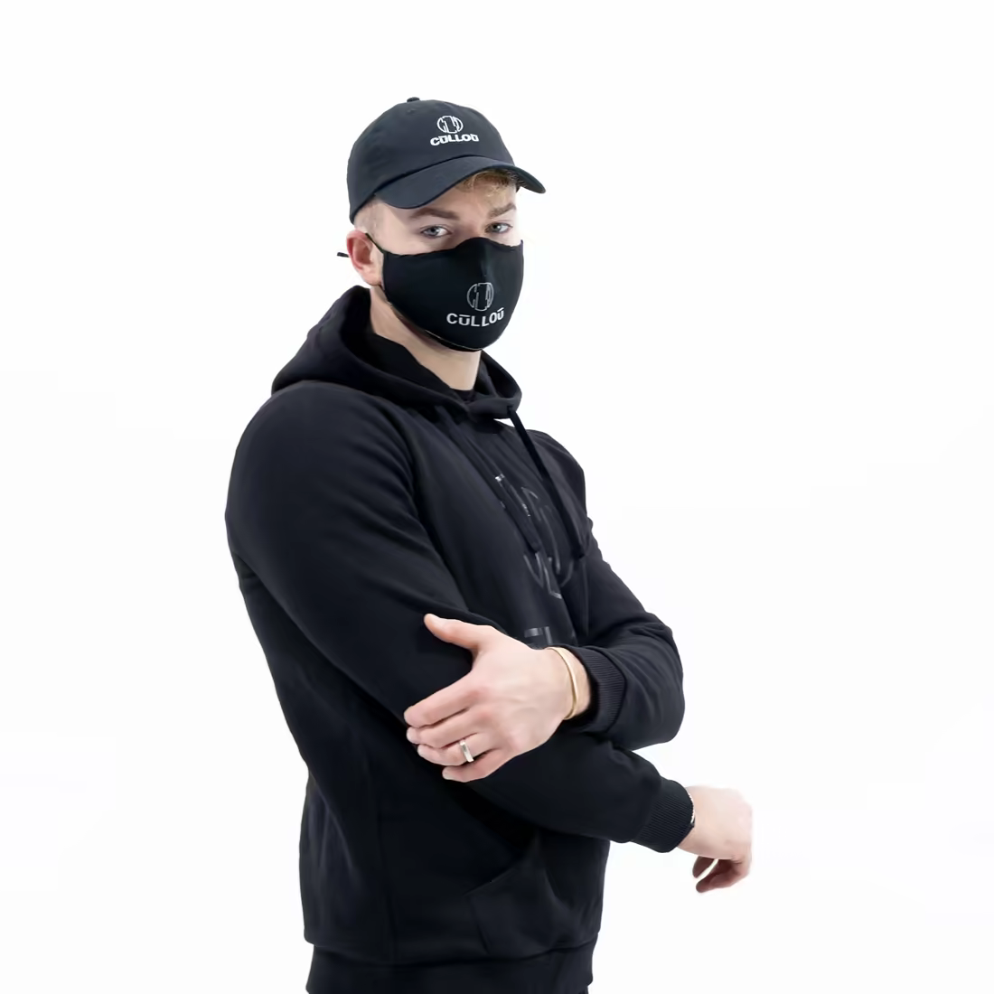 Schwarzer Hoodie mit Cap und Maske, alles mit CŪLLOŪ-Monogramm