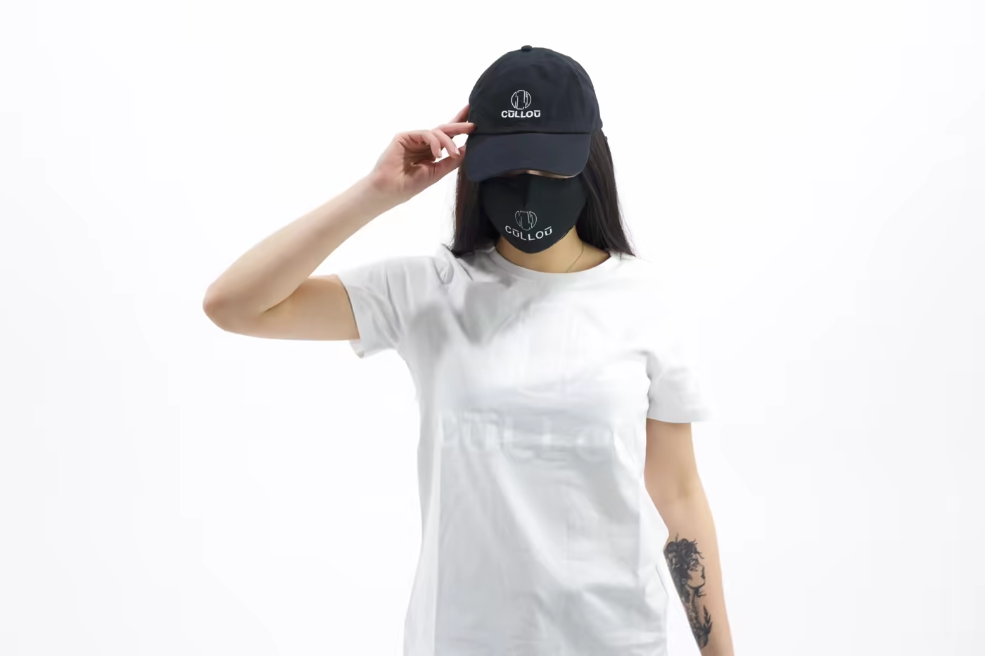 Weißes T-Shirt mit CŪLLOŪ-Monogramm, dazu Cap und Maske mit demselben Zeichen