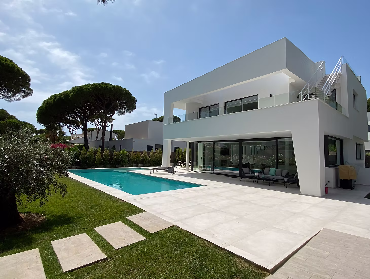Moderne wei&szlig;e Villa mit Pool und Pinien in Roche