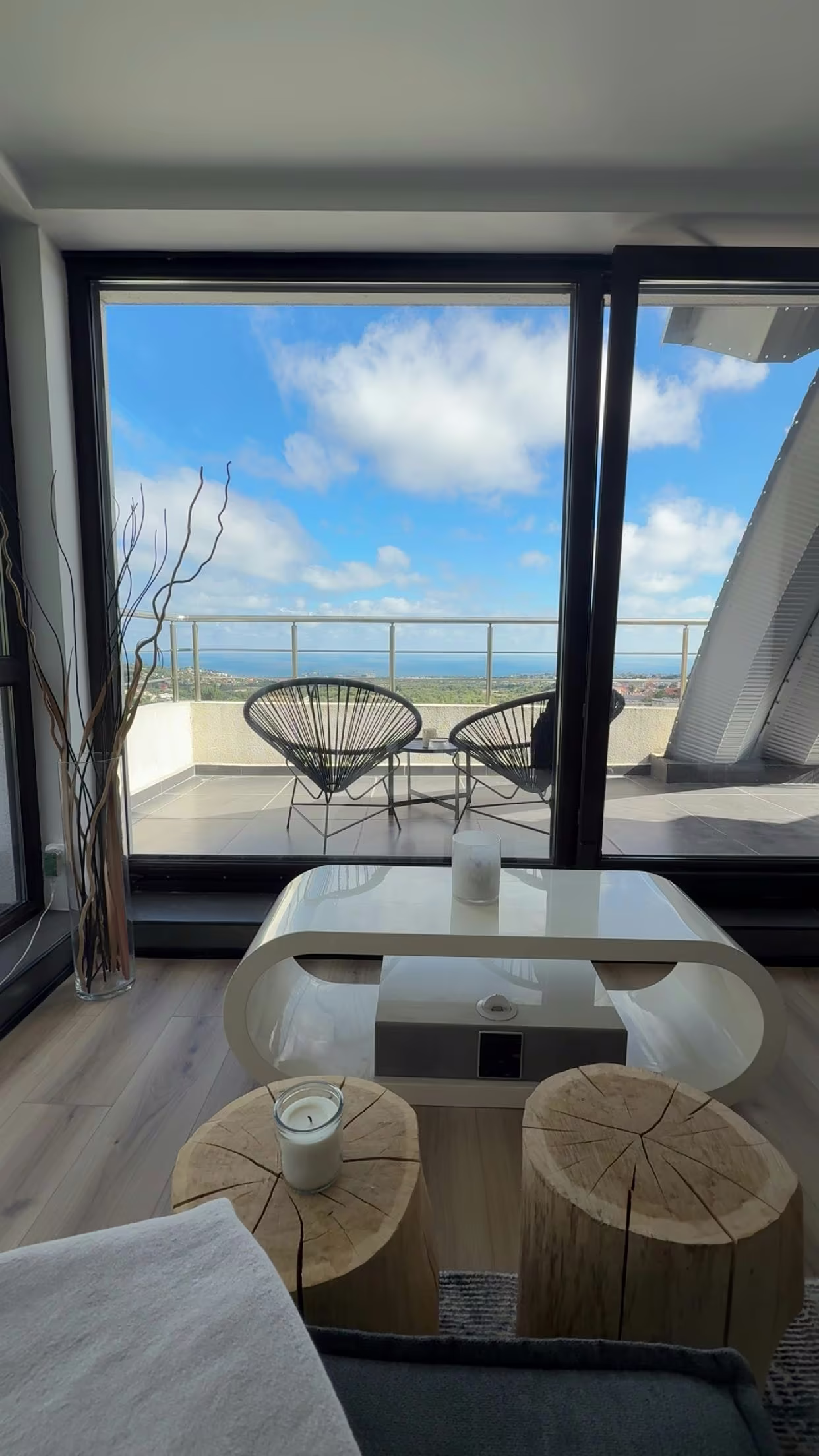 Blick aus dem Wohnraum der Rooftop-Wohnung durch die Fensterfront auf die Terrasse und das Schwarze Meer