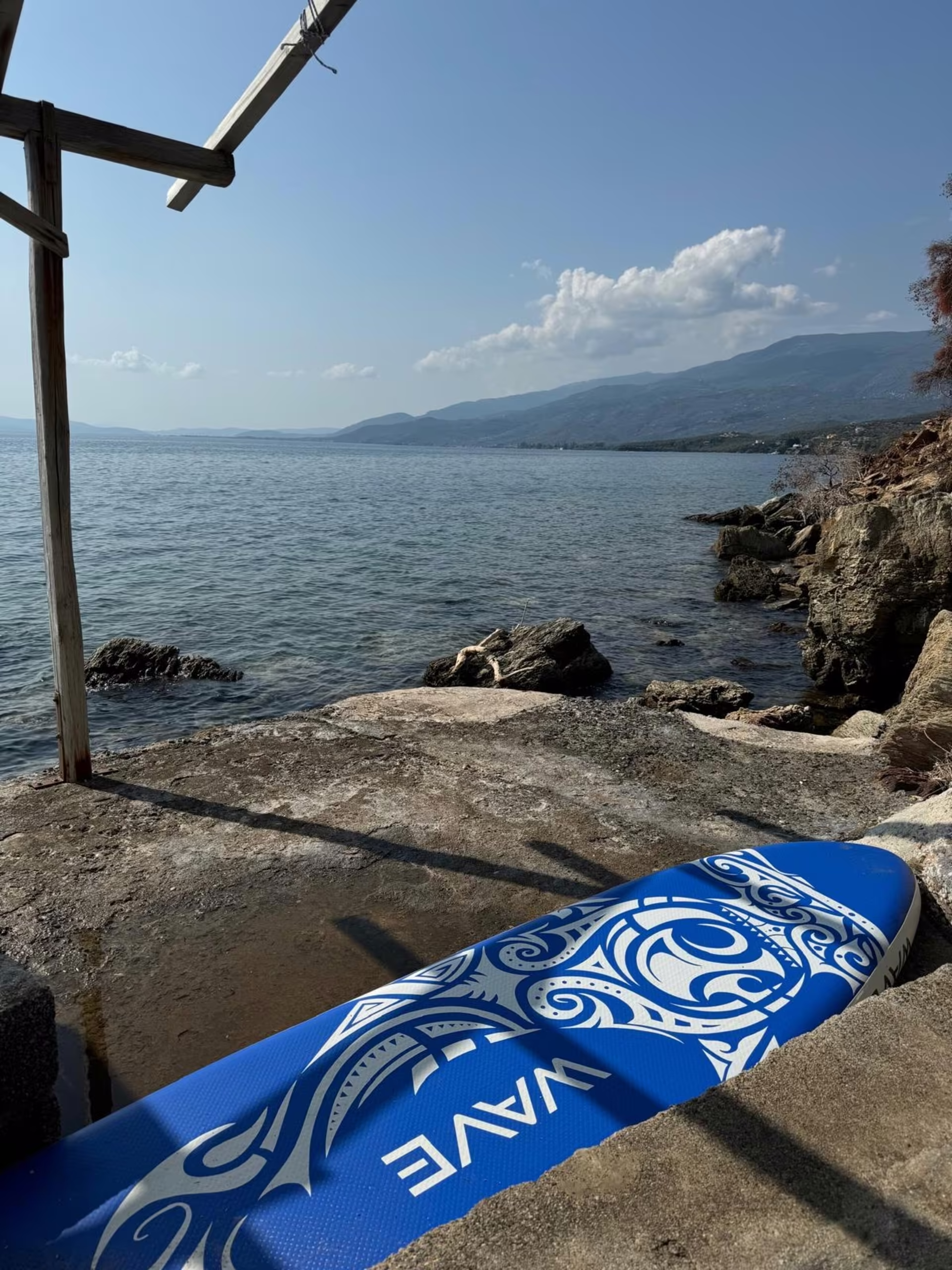 Stand-up-Paddle-Board am Wasser, Blick &uuml;ber die Bucht