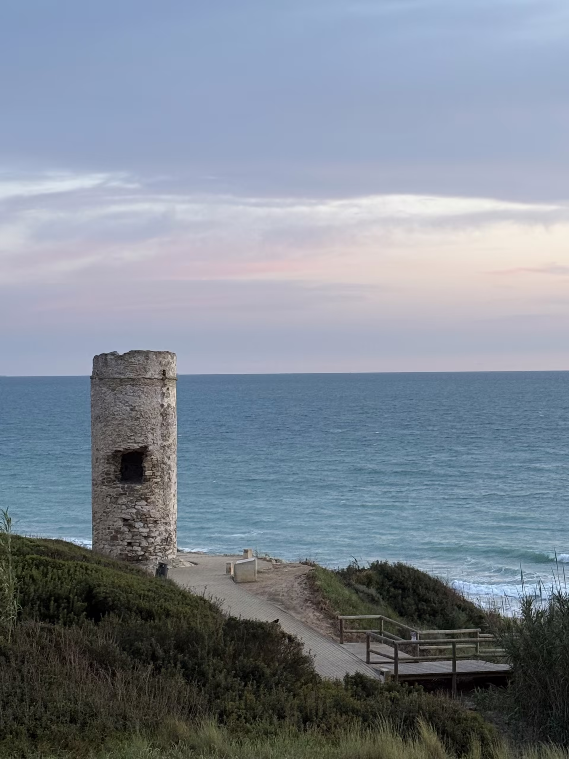 Der alte Wachturm &uuml;ber dem Strand von Roche