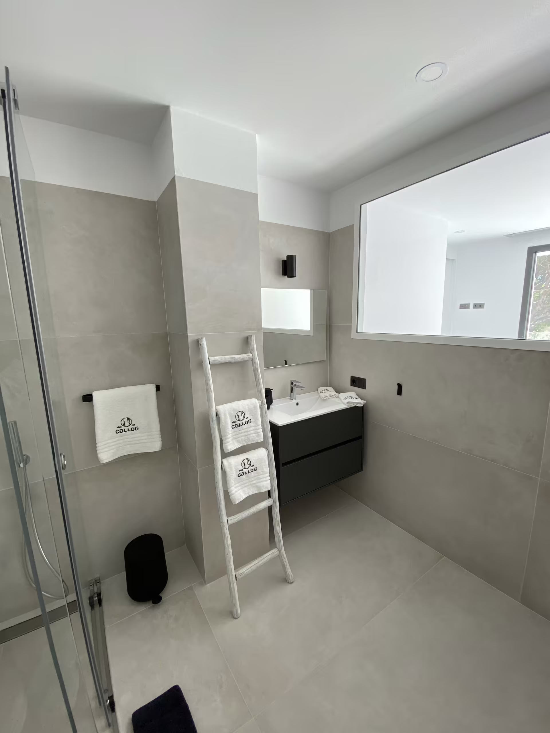 Bad mit begehbarer Dusche, Waschtisch und Handtuchleiter