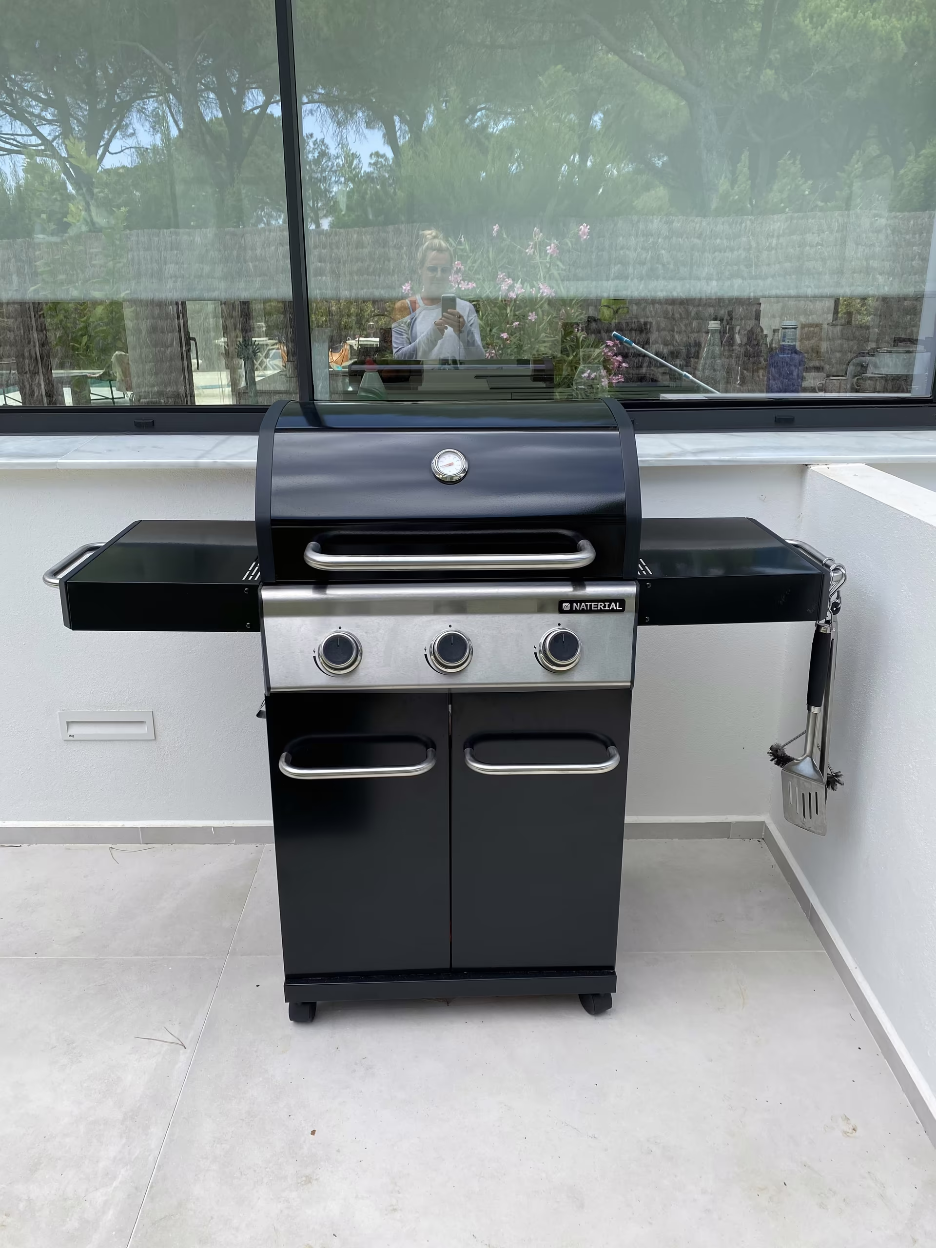 Gasgrill in der Au&szlig;enk&uuml;che an der Terrasse