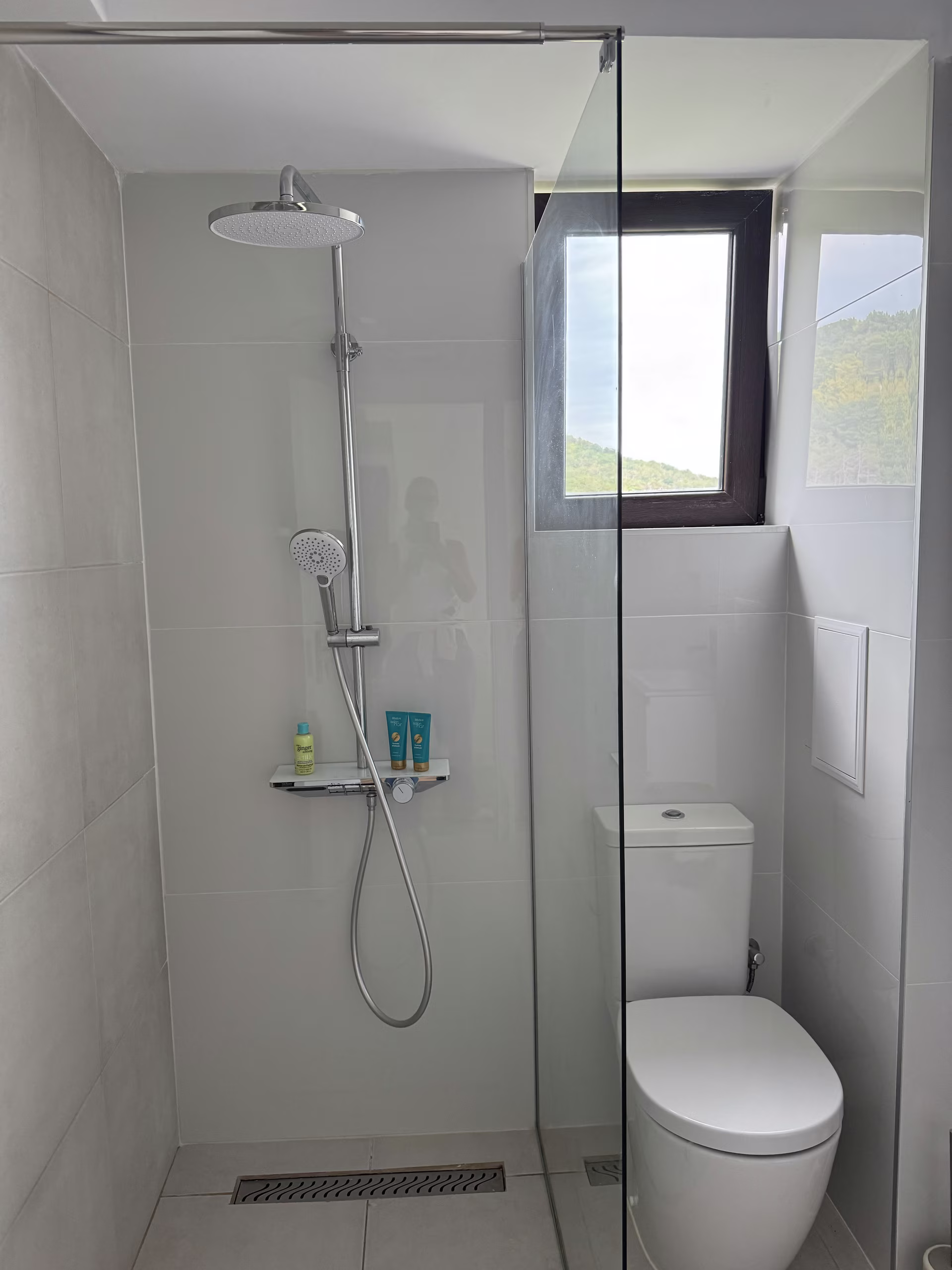 Zweites Bad mit Dusche, WC und einem Fenster ins Gr&uuml;ne
