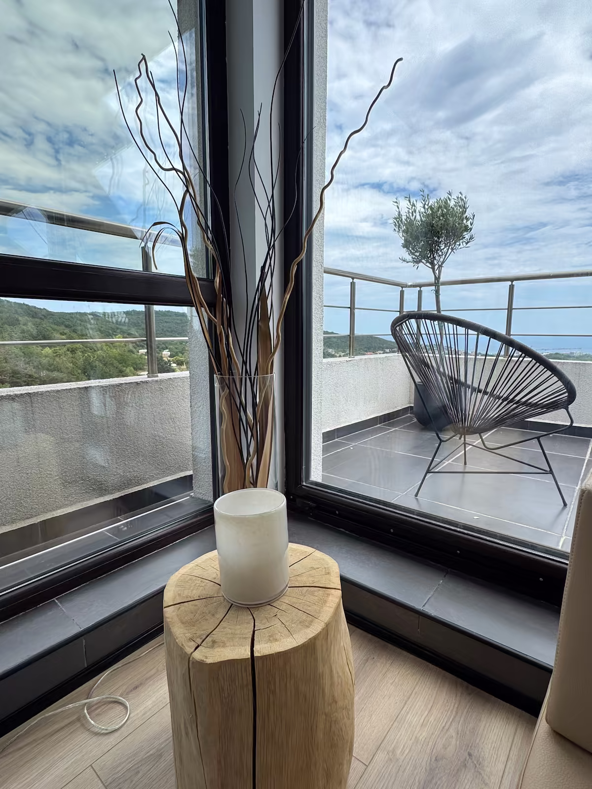 Blick durch die Fenstert&uuml;r auf die Terrasse