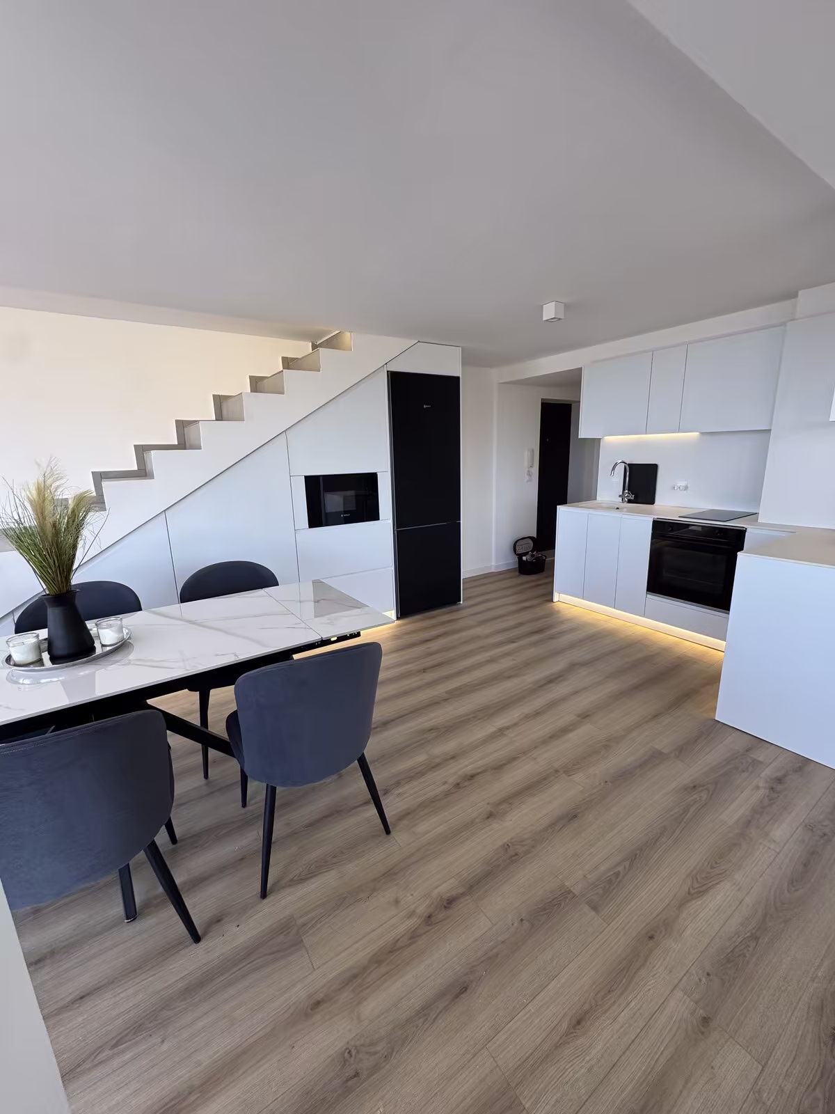 Essplatz neben der Treppe im offenen Wohnraum