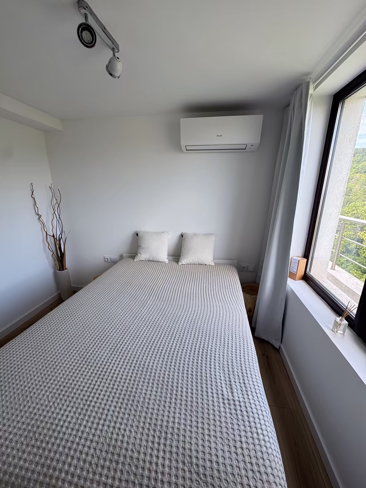Doppelbett am Fenster im zweiten Schlafzimmer