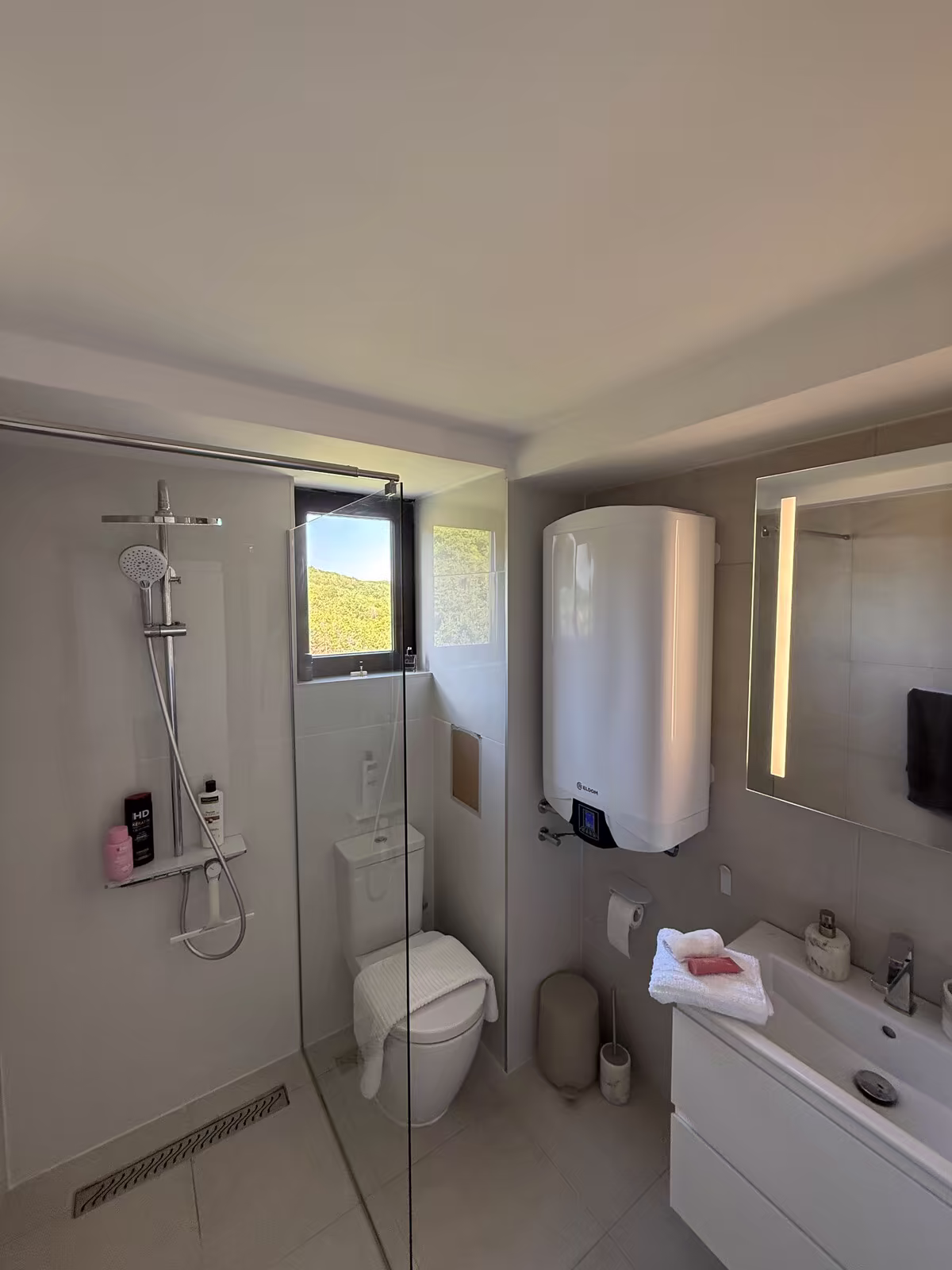 Bad mit Dusche, WC und Waschtisch