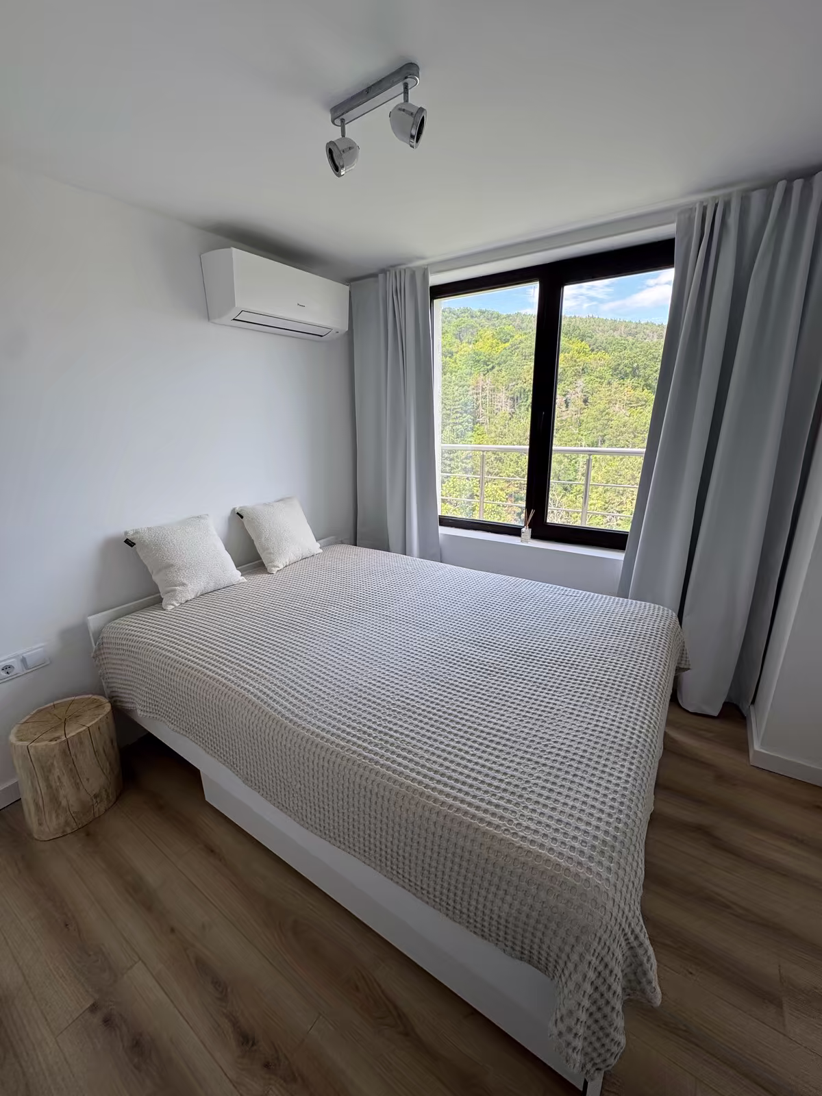 Zweites Schlafzimmer mit Doppelbett und Blick ins Gr&uuml;ne