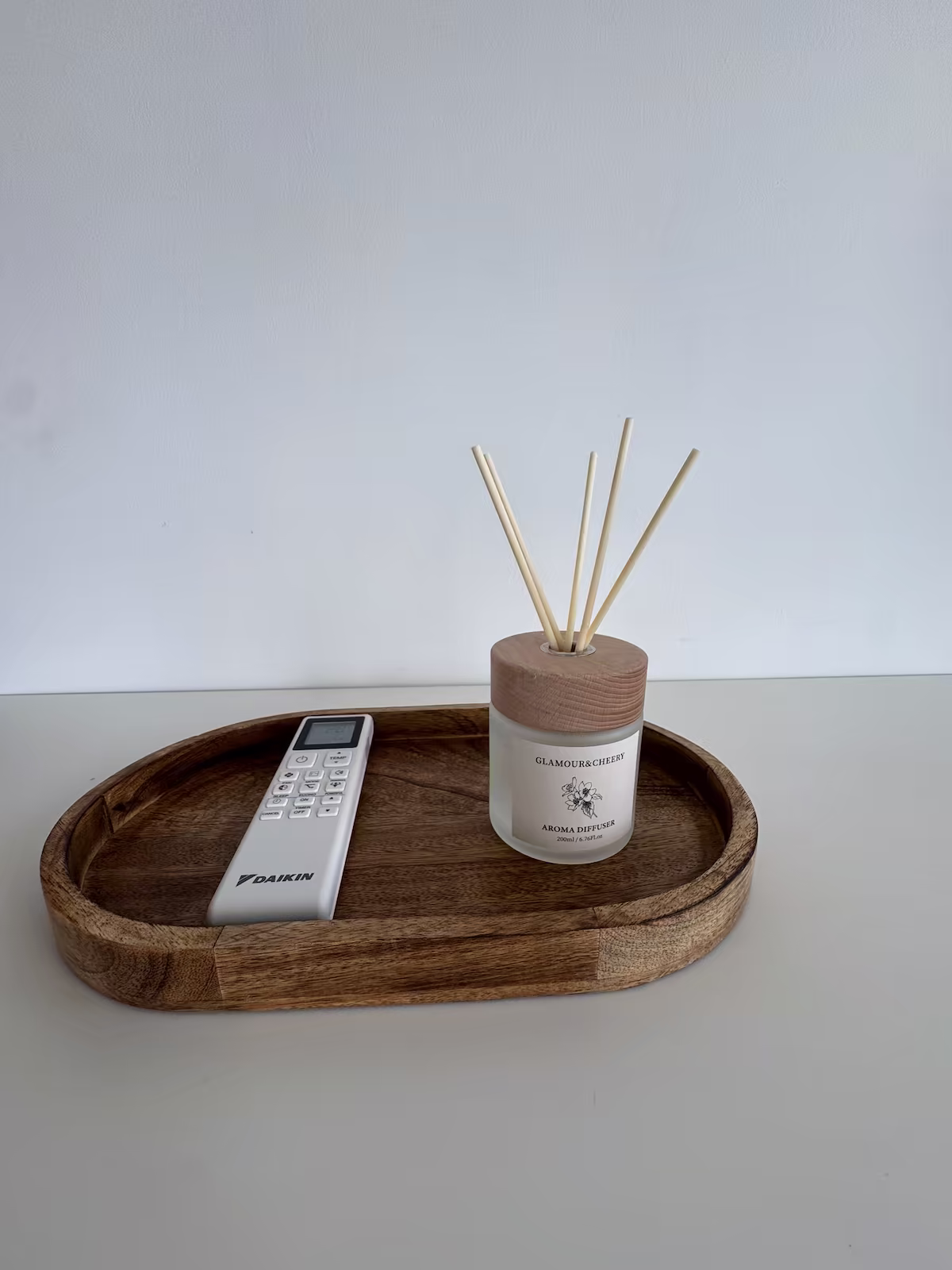 Duftst&auml;bchen auf einem Holztablett