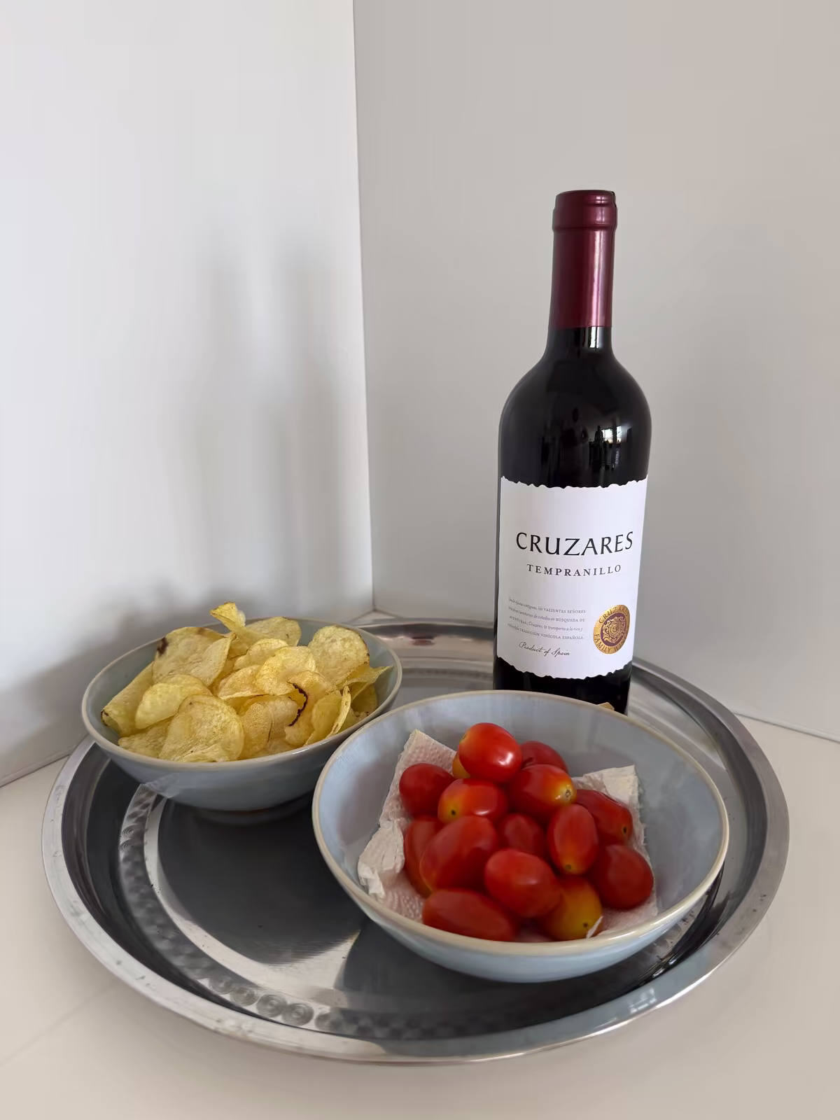 Willkommensgru&szlig; mit Wein, Tomaten und Knabbereien